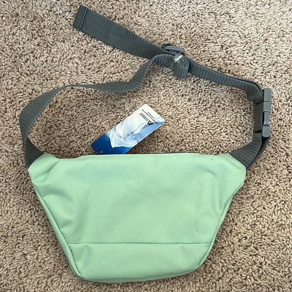 💚 NWT Everest Belt Bag - Picture 2 of 7